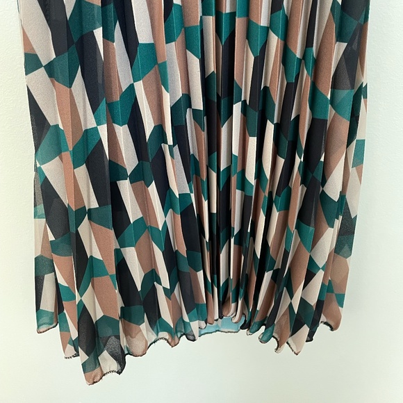 BNWT Long Pattern Dress - Picture 5 of 5